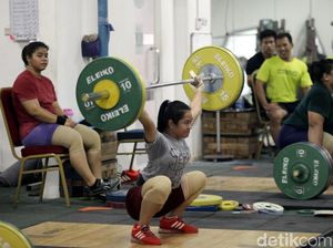Latihan Ekstra Atlet Angkat Besi Jelang Asian Games 2018