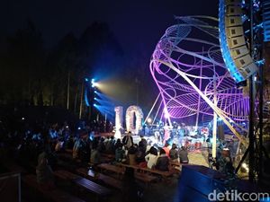 Tropical Transit Hangatkan Suasana Dingin Penonton Jazz Gunung Bromo Tropical Transit Hangatkan Suasana Dingin Penonton Jazz Gunung Bromo