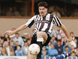 Micky Quinn, yang pernah membela Newcastle United, kerap diejek karena bentuk tubuhnya. Tapi, fans membuat nyanyian untuk mendukungnya Dia gemuk, dia bulat, dia mencetak gol di mana-mana, Micky Quinn .. Foto: Allsport/Getty Images