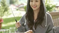 Manisnya Park Min Young Saat Menyesap Teh dan Makan Cake