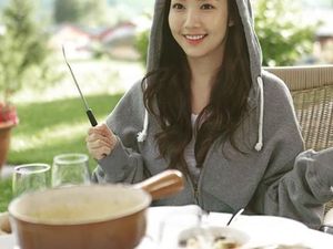 Manisnya Park Min Young Saat Menyesap Teh dan Makan Cake
