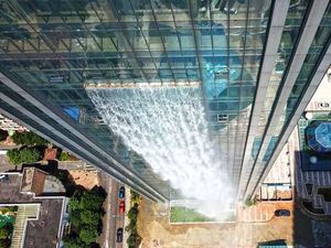 Foto: Air Terjun dari Gedung Pencakar Langit di China