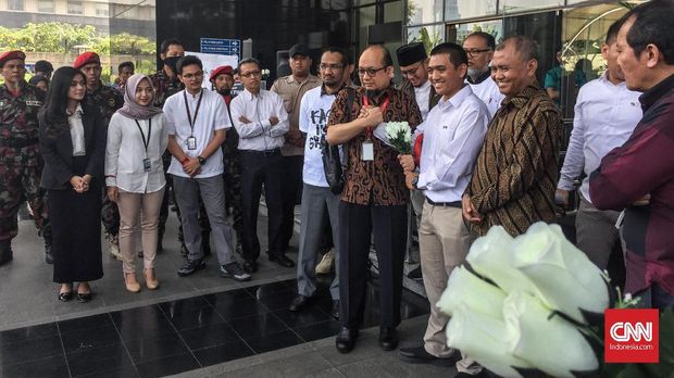 Mawar Putih dan Haru Novel Baswedan pada Hari Pertama Kerja