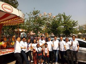 Kebahagiaan Keluarga Indonesia dalam Sebuah Mobil