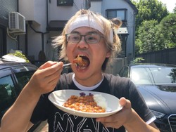 Selain Telur dan Monjayaki, Orang Jepang Kini Masak Kari di Atas Kap Mobil