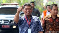 Jempol Napi Koruptor Rohadi Saat Tiba di KPK