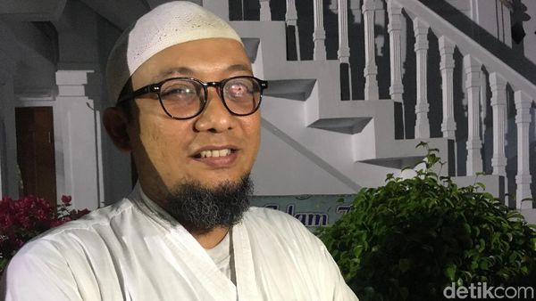 Senyum Semangat Novel Baswedan yang Hari Ini Ngantor Lagi di KPK