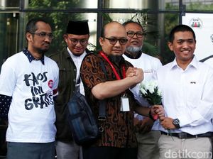 Video: Suasana Hangat Sambut Novel di KPK