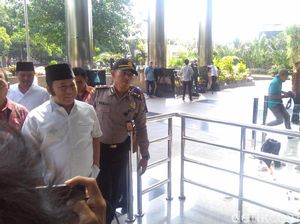 Tiba di KPK, Bupati Lampung Selatan yang Kena OTT Tersenyum Tiba di KPK, Bupati Lampung Selatan yang Kena OTT Tersenyum