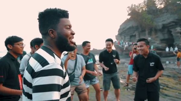 Ini Aksi Khalid di Bali, Duet hingga Keliling Naik Motor