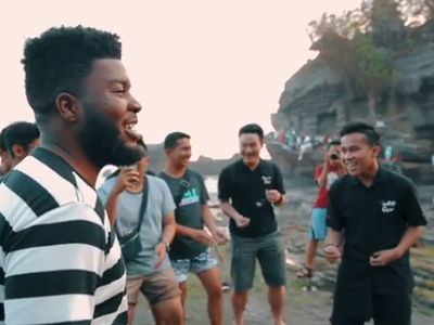 Ini Aksi Khalid di Bali, Duet hingga Keliling Naik Motor
