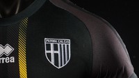 Jersey ini mengambil warna dasar hitam dengan lambang klub di dadanya berwarna hitam dan kuning. (twitter @1931parmacalcio)