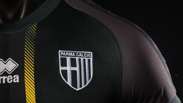 Hitam dan Elegannya Jersey Baru Parma