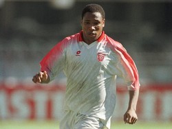 Mehdi Ben Slimane adalah mantan pemain timnas Tunisia dan berposisi winger. Ia membela negaranya di Piala Dunia 1998. Foto: Mark Thompson/ALLSPORT