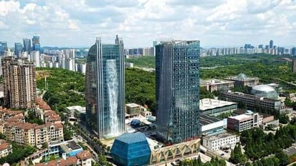 Wow, China Punya Air Terjun Raksasa di Atas Gedung
