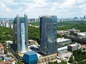 Wow, China Punya Air Terjun Raksasa di Atas Gedung