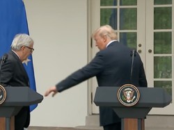 Saat Gandengan Tangan Trump Ditolak Presiden Komisi Eropa
