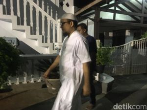 Hari Pertama Ngantor, Novel Baswedan Salat Subuh Berjemaah di Masjid