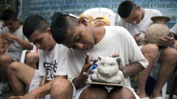 Merajut Jadi Program Rehabilitasi Anggota Geng El Salvador