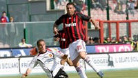 Di masa kejayaannya, tak ada yang meragukan kehebatan Ronaldo. Tapi, striker legendaris Brasil itu meredup setelah meninggalkan Real Madrid. Badannya mulai menggemuk di AC Milan. Foto: Newpress/Getty Images