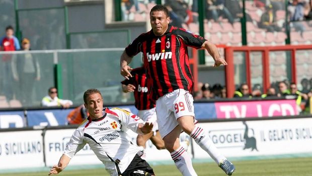 PALERMO, ITALY - APRIL 15:  Andrea Giallombardo (L) of Messina is challenged by Ronaldo of AC Milan during the Serie A league match between Messina and AC Milan at the San Filippo Stadium, on April 15, 2007 in Palermo, Italy. (Photo by Newpress/Getty Images)