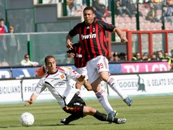 Di masa kejayaannya, tak ada yang meragukan kehebatan Ronaldo. Tapi, striker legendaris Brasil itu meredup setelah meninggalkan Real Madrid. Badannya mulai menggemuk di AC Milan. Foto: Newpress/Getty Images
