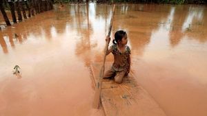 Foto: Derita Warga di Tengah Banjir Dahsyat Laos