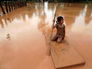 Foto: Derita Warga di Tengah Banjir Dahsyat Laos