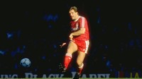 Jan Molby adalah gelandang yang sangat berbakat dan pernah lama membela Liverpool. Molby punya teknik dan operan menawan, tapi ia punya masalah berat badan setelah usianya kepala tiga. Foto: Shaun Botterill/Allsport