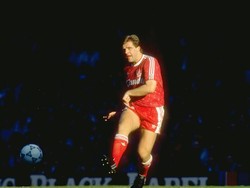 Jan Molby adalah gelandang yang sangat berbakat dan pernah lama membela Liverpool. Molby punya teknik dan operan menawan, tapi ia punya masalah berat badan setelah usianya kepala tiga. Foto: Shaun Botterill/Allsport