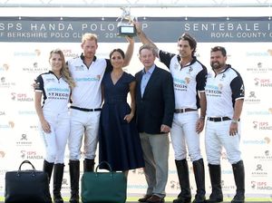 Ciuman Mesra Meghan Markle untuk Pangeran Harry di Depan Publik