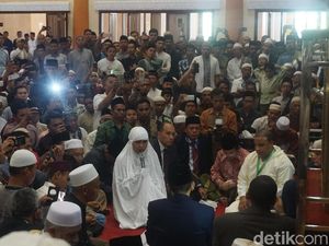 Disaksikan Peserta Konferensi Ulama, TGB Tuntun Warga Masuk Islam