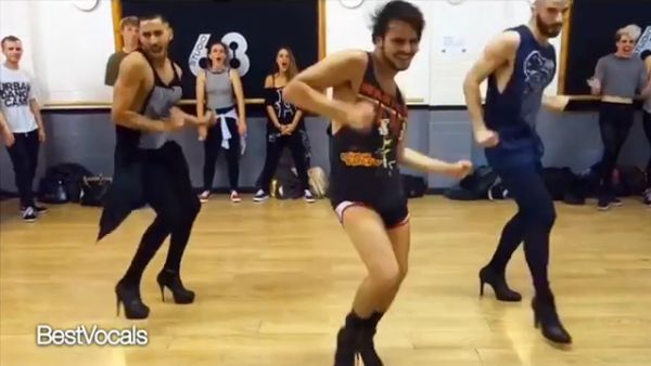 Foto: Ketika Cowok Kekar Brewokan Nge-Dance Pakai High Heels