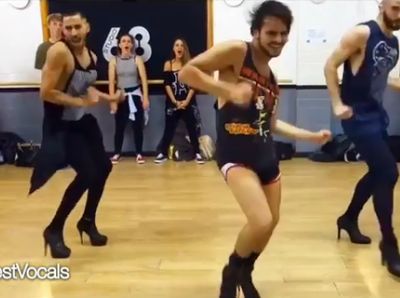 Foto: Ketika Cowok Kekar Brewokan Nge-Dance Pakai High Heels
