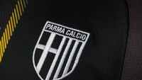 Warna putih dipilih untuk menjadi warna badge Parma. Jersey ini lantas jadi pembicaraan di dunia maya karena simpel dan terlihat mewah. (twitter @1931parmacalcio)