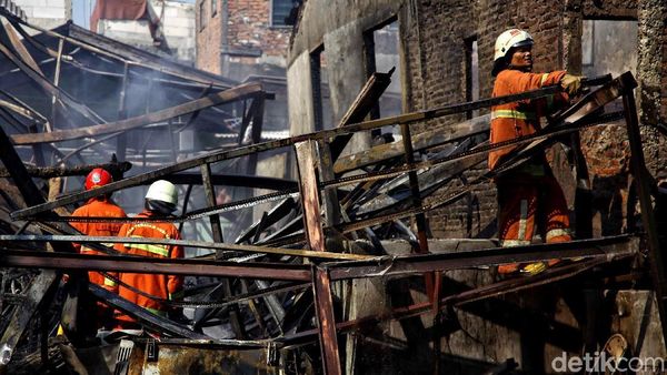 Kebakaran Lahap Pemukiman Padat di Sunter Agung