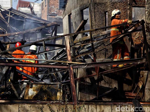 Kebakaran Lahap Pemukiman Padat di Sunter Agung