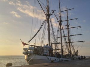 KRI Dewaruci Tiba di Makassar untuk Kirab Obor Asian Games 2018