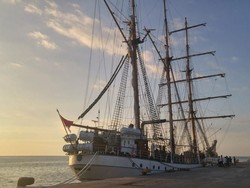 KRI Dewaruci Tiba di Makassar untuk Kirab Obor Asian Games 2018