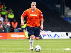Steve McNulty adalah lulusan akademi Liverpool, tapi tak pernah main untuk The Reds. Ia punya teknik bagus untuk ukuran bek, tapi posturnya yang besar membuat mobilitasnya terbatas. Foto: Tim Keeton/Getty Images