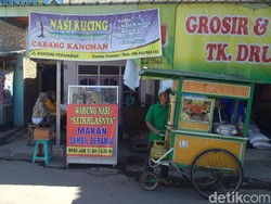 Warung Nasi di Cirebon Ini Ajak Pengunjungnya Makan Sambil Beramal