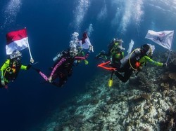 Istri Kapolri Bawa Obor Asian Games Menyelam di Raja Ampat