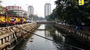Ketika Pusat Ikut Turun Tangan Bersihkan Kali Item