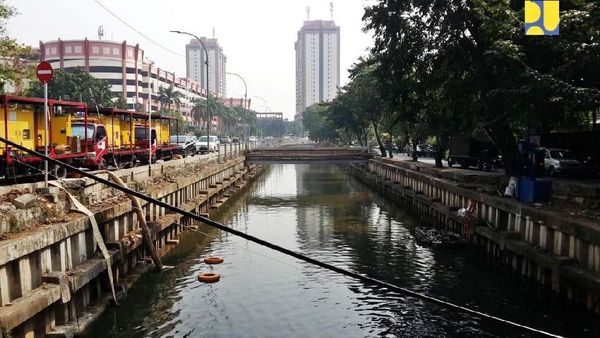 Ketika Pusat Ikut Turun Tangan Bersihkan Kali Item
