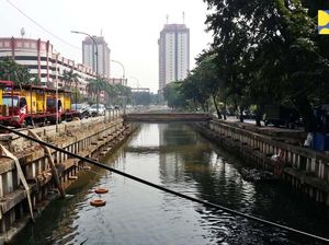 Ketika Pusat Ikut Turun Tangan Bersihkan Kali Item