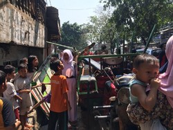 Odong-odong Ditabrak Truk di Jaktim, 12 Penumpang Terluka