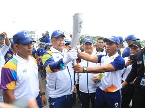 Keasyikan Lari Bawa Obor Asian Games, Mendes Diingatkan soal Umur