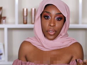 Viral Foto Youtuber Pakai Jilbab Tapi Berbaju Seksi, Netizen Heboh Viral Foto Youtuber Pakai Jilbab Tapi Berbaju Seksi, Netizen Heboh