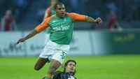 Nama Ailton pernah melejit saat membela Werder Bremen dan Schalke 04. Ailton terlihat kekar di masa kejayaannya, tapi berat badannya terus naik di akhir kariernya. Foto: Stuart Franklin/Getty Images