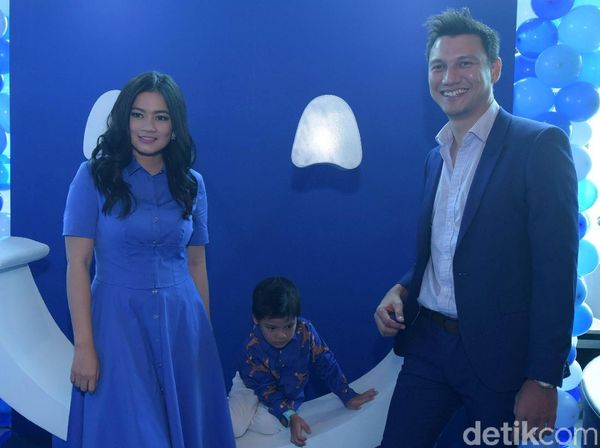 Happy Family! Gaya Serba Biru Titi Kamal dan Keluarga